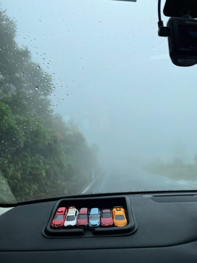 車からの風景の霧
