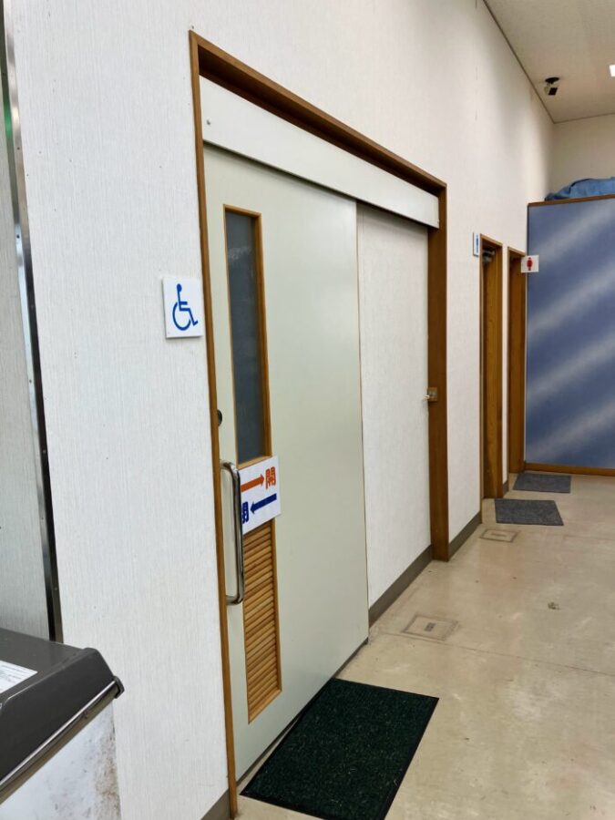 望洋平キャンプ場の管理棟内のトイレ