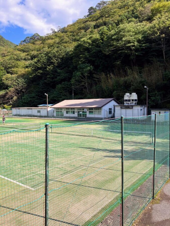 栃木県那須塩原市の塩原グリーンビレッジのキャンプ場のテニスコート