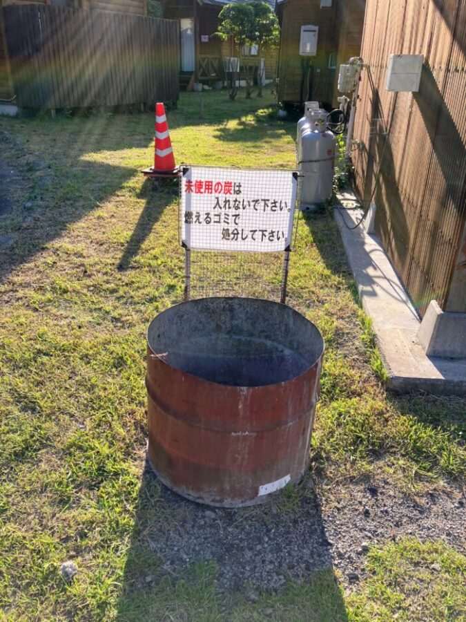 栃木県那須塩原市の塩原グリーンビレッジのキャンプ場の炭捨て場