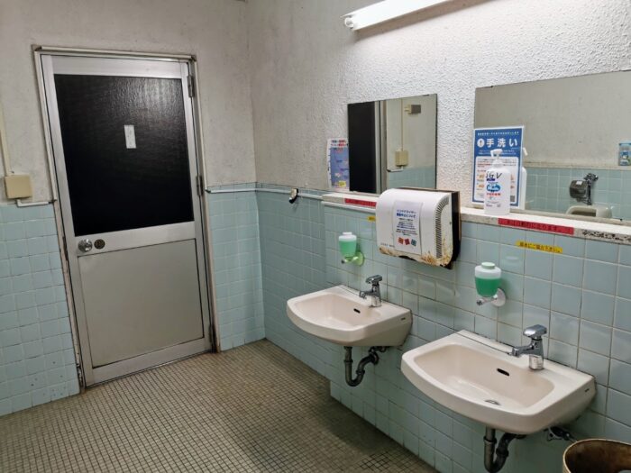 栃木県那須塩原市の塩原グリーンビレッジのキャンプ場のトイレ