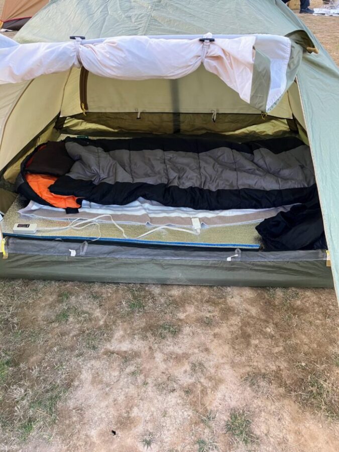 テントの室内と寝袋