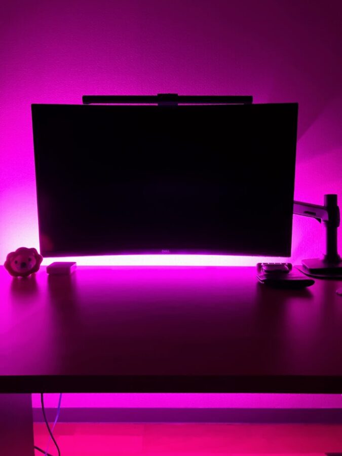 モニターとLEDテープライト