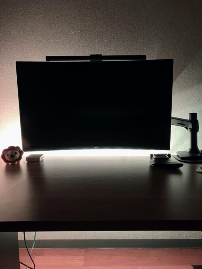 モニターとLEDテープライト